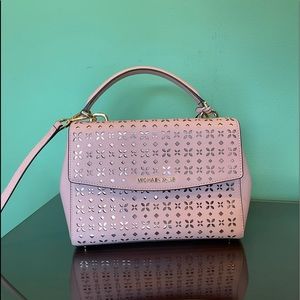 MICHAEL KORS MEDIUM CROSSBODY BAG.